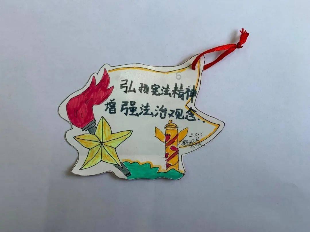 救援矮小的女孩