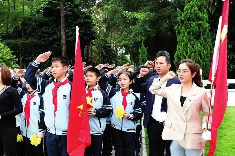 老婆总觉得我妈在跟她抢孩子，我该怎么和双方沟通解决？游戏画面